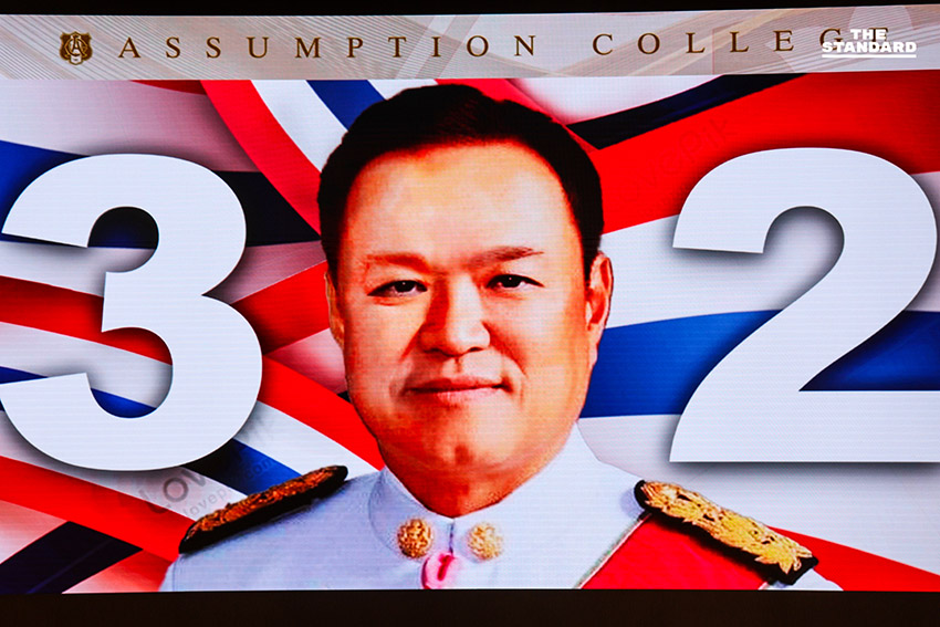 อนุทิน กลับบ้านเก่า ‘ถิ่นแดงขาว’ กราบครู-รำลึกวัยเรียน ขับเครื่องบินจำลอง-เป่าแซกโซโฟนเพลงมาร์ชโรงเรียน ย้ำ อัสสัมชัญคอนเน็กชัน 14