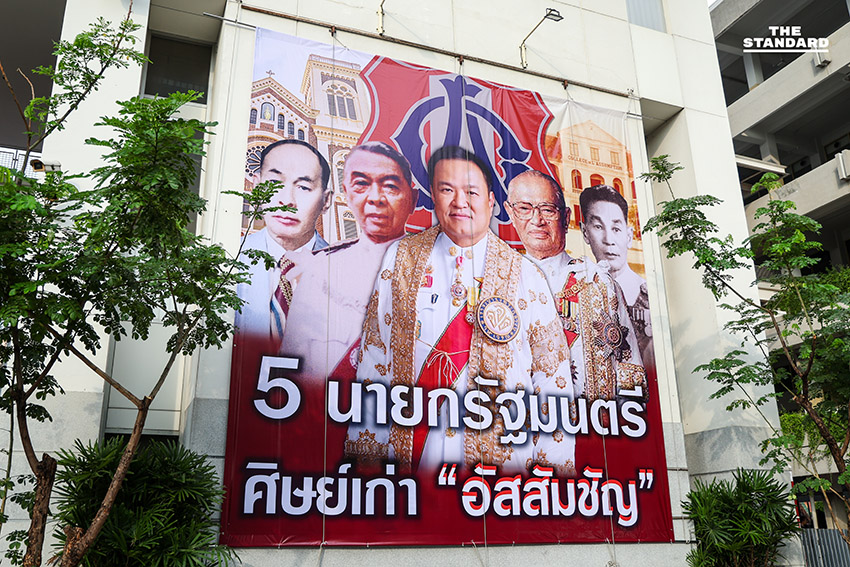 อนุทิน กลับบ้านเก่า ‘ถิ่นแดงขาว’ กราบครู-รำลึกวัยเรียน ขับเครื่องบินจำลอง-เป่าแซกโซโฟนเพลงมาร์ชโรงเรียน ย้ำ อัสสัมชัญคอนเน็กชัน 2