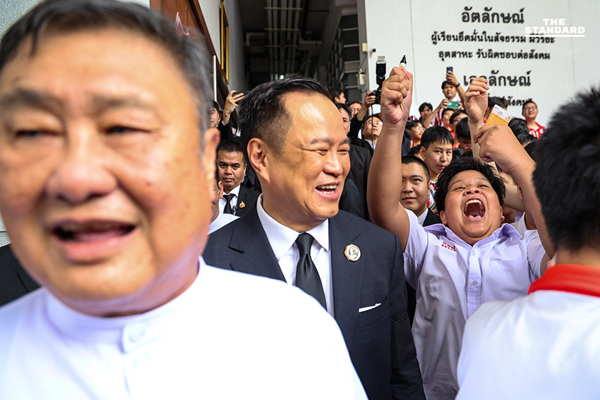 อนุทิน กลับบ้านเก่า ‘ถิ่นแดงขาว’ กราบครู-รำลึกวัยเรียน ขับเครื่องบินจำลอง-เป่าแซกโซโฟนเพลงมาร์ชโรงเรียน ย้ำ อัสสัมชัญคอนเน็กชัน 3