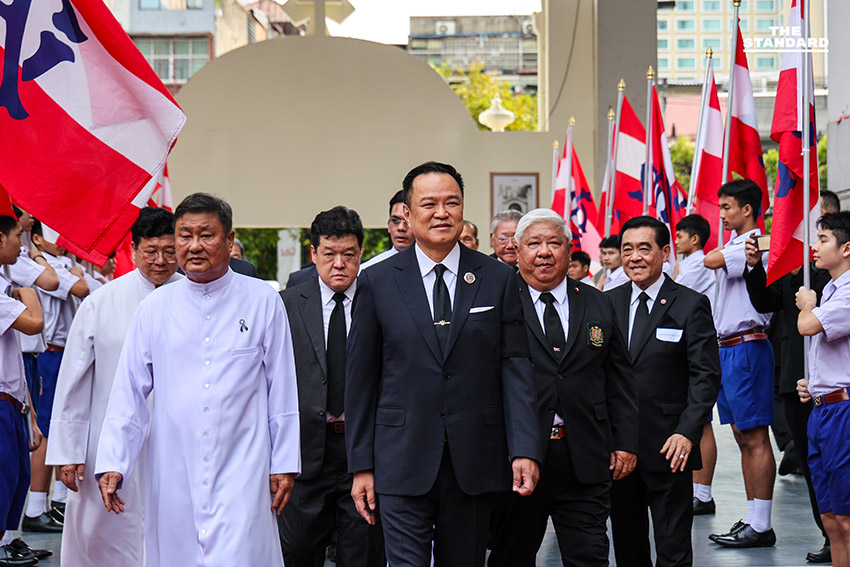 อนุทิน กลับบ้านเก่า ‘ถิ่นแดงขาว’ กราบครู-รำลึกวัยเรียน ขับเครื่องบินจำลอง-เป่าแซกโซโฟนเพลงมาร์ชโรงเรียน ย้ำ อัสสัมชัญคอนเน็กชัน 4