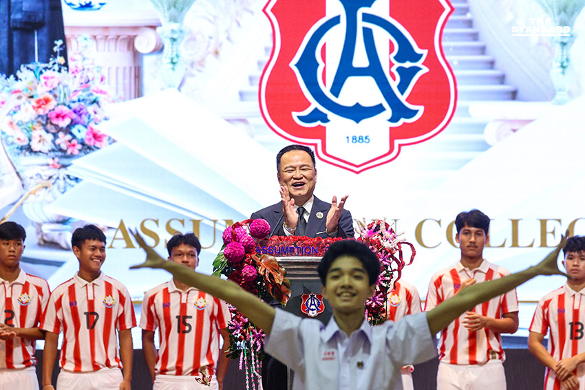 อนุทิน กลับบ้านเก่า ‘ถิ่นแดงขาว’ กราบครู-รำลึกวัยเรียน ขับเครื่องบินจำลอง-เป่าแซกโซโฟนเพลงมาร์ชโรงเรียน ย้ำ อัสสัมชัญคอนเน็กชัน 5