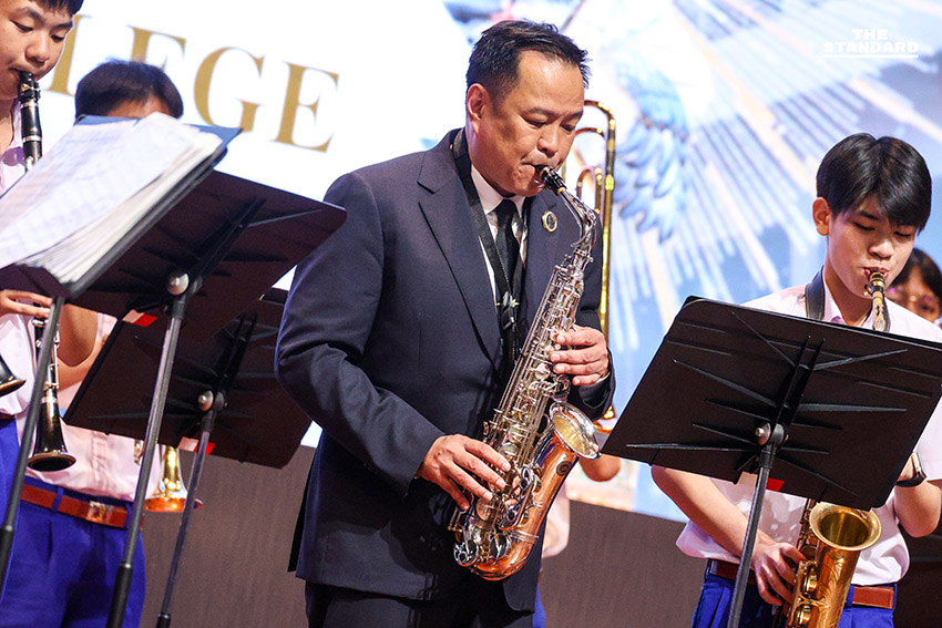 อนุทิน กลับบ้านเก่า ‘ถิ่นแดงขาว’ กราบครู-รำลึกวัยเรียน ขับเครื่องบินจำลอง-เป่าแซกโซโฟนเพลงมาร์ชโรงเรียน ย้ำ อัสสัมชัญคอนเน็กชัน 6