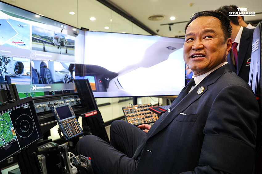 อนุทิน กลับบ้านเก่า ‘ถิ่นแดงขาว’ กราบครู-รำลึกวัยเรียน ขับเครื่องบินจำลอง-เป่าแซกโซโฟนเพลงมาร์ชโรงเรียน ย้ำ อัสสัมชัญคอนเน็กชัน 7