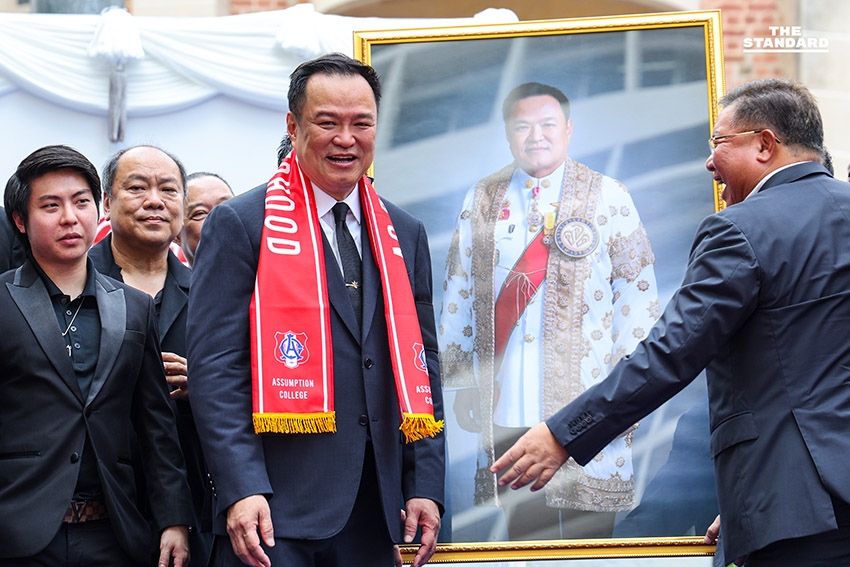 อนุทิน กลับบ้านเก่า ‘ถิ่นแดงขาว’ กราบครู-รำลึกวัยเรียน ขับเครื่องบินจำลอง-เป่าแซกโซโฟนเพลงมาร์ชโรงเรียน ย้ำ อัสสัมชัญคอนเน็กชัน 8