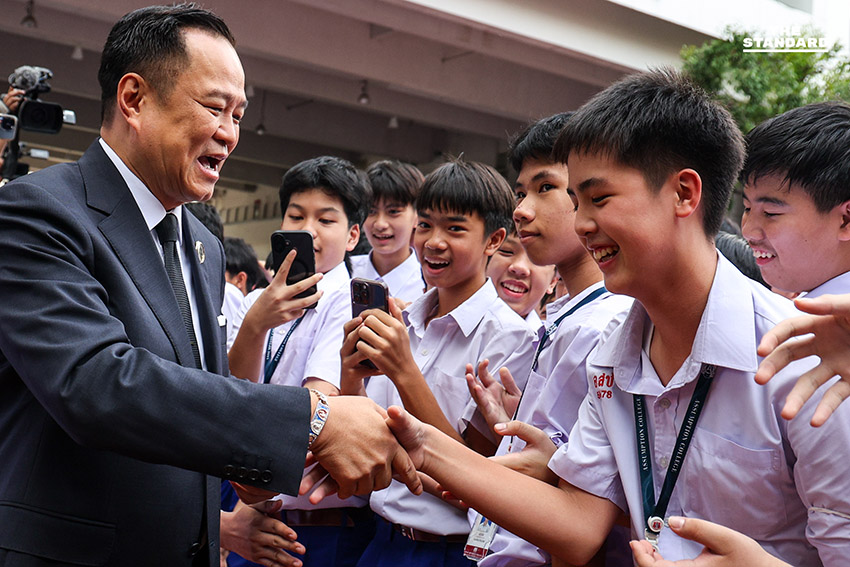 อนุทิน กลับบ้านเก่า ‘ถิ่นแดงขาว’ กราบครู-รำลึกวัยเรียน ขับเครื่องบินจำลอง-เป่าแซกโซโฟนเพลงมาร์ชโรงเรียน ย้ำ อัสสัมชัญคอนเน็กชัน 9