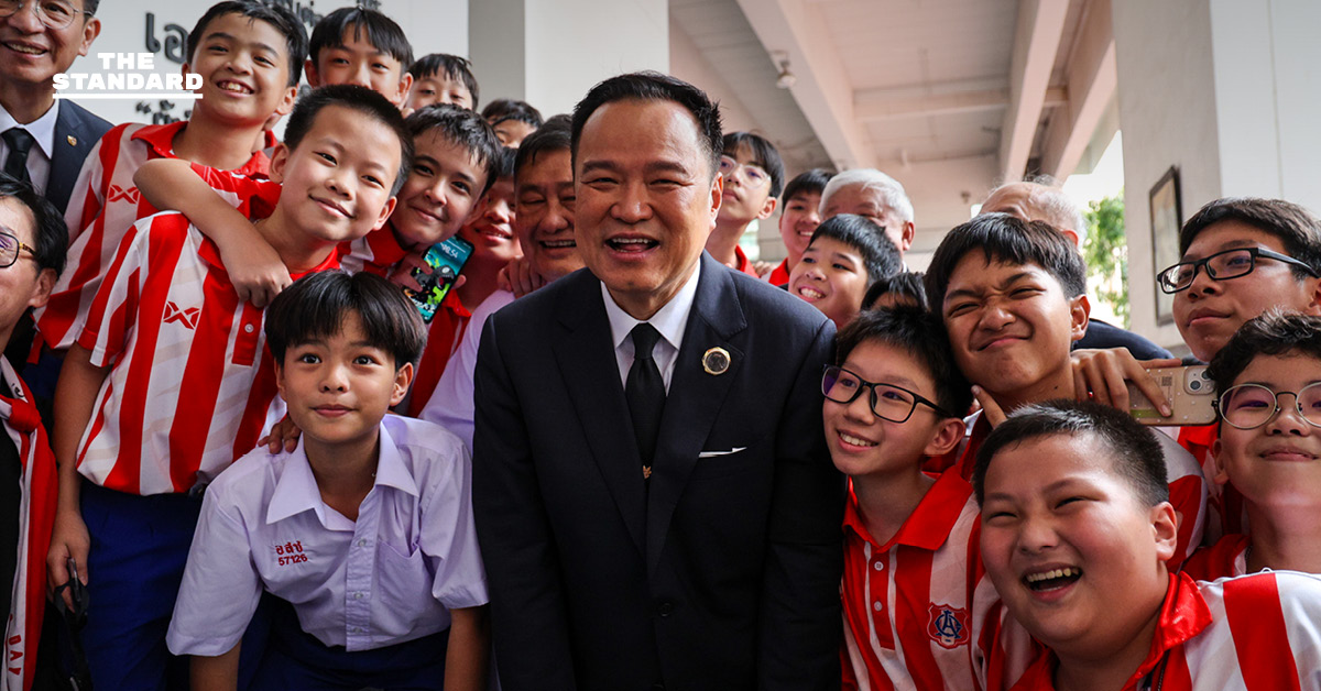 อนุทิน กลับบ้านเก่า ‘ถิ่นแดงขาว’ กราบครู-รำลึกวัยเรียน ขับเครื่องบินจำลอง-เป่าแซกโซโฟนเพลงมาร์ชโรงเรียน ย้ำ อัสสัมชัญคอนเน็กชัน