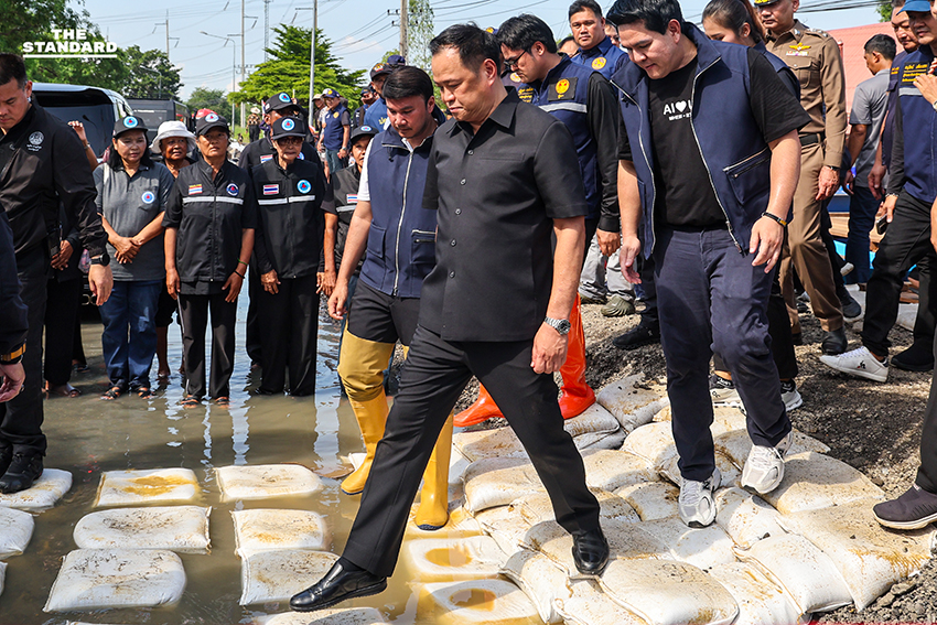 อนุทิน ลงพื้นที่น้ำท่วม อยุธยา ขอขมาประชาชนต้องประสบภัย บอก เจ็บปวดและอาย เป็นนายกฯ ไม่กลัวใครทั้งนั้น เร่งหางบเยียวยา ถ้าทำดี เลือกตั้งครั้งหน้า ขอโอกาสกลับมา ยกทีม 4