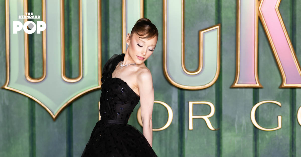 Ariana Grande ใส่เดรสวินเทจของดีไซเนอร์คอสตูม Wizard of Oz สำหรับงานพรีเมียร์ Wicked: For Good