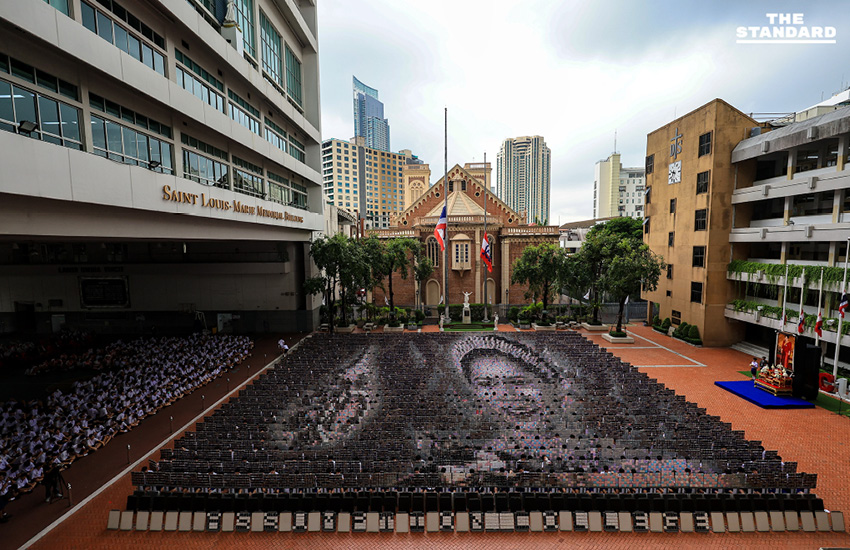นักเรียนอัสสัมชัญ 1,250 คน ร่วมใจแปรอักษร พระสาทิสลักษณ์สมเด็จพระพันปีหลวง 1