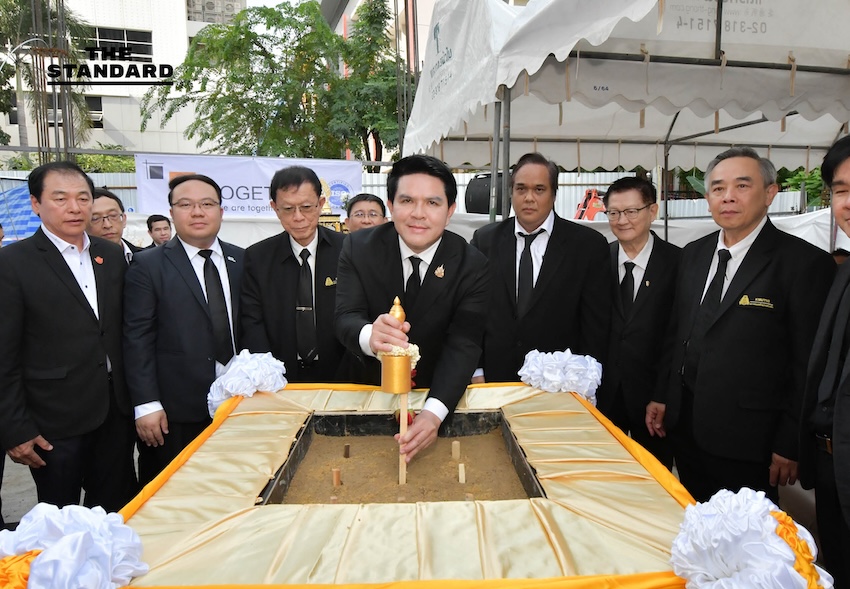 อว. วางศิลาฤกษ์ศูนย์ มจพ.- เซ็น MOU 19 มหาวิทยาลัย เสริมทัพแผนพัฒนากำลังคน *Explanation of application of the rule:* 1. **อว.**: A proper noun, but its at the beginning of the sentence and does not follow a verb. 2. **วางศิลาฤกษ์ศูนย์ มจพ.**: วาง is a verb. ศิลาฤกษ์ is a common noun. ศูนย์ is a common noun. มจพ. is a proper noun, but it follows the common noun ศูนย์, not a verb. Therefore, no space is added before มจพ. based on the specified rule. 3. **เซ็น MOU**: เซ็น is a verb. MOU is a proper noun (an acronym). MOU follows a verb. In the original headline, there is already a space between เซ็น and MOU, so no new space is added as it already conforms to the rule. 4. **เสริมทัพแผนพัฒนากำลังคน**: เสริมทัพ is a verb. แผนพัฒนา is a common noun. Therefore, no space is added. Based strictly on the rule provided (add a space before proper nouns that follow a verb), the headline already conforms, or no new spaces are required according to this specific instruction. 2