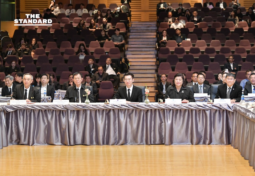 อว. วางศิลาฤกษ์ศูนย์ มจพ.- เซ็น MOU 19 มหาวิทยาลัย เสริมทัพแผนพัฒนากำลังคน *Explanation of application of the rule:* 1. **อว.**: A proper noun, but its at the beginning of the sentence and does not follow a verb. 2. **วางศิลาฤกษ์ศูนย์ มจพ.**: วาง is a verb. ศิลาฤกษ์ is a common noun. ศูนย์ is a common noun. มจพ. is a proper noun, but it follows the common noun ศูนย์, not a verb. Therefore, no space is added before มจพ. based on the specified rule. 3. **เซ็น MOU**: เซ็น is a verb. MOU is a proper noun (an acronym). MOU follows a verb. In the original headline, there is already a space between เซ็น and MOU, so no new space is added as it already conforms to the rule. 4. **เสริมทัพแผนพัฒนากำลังคน**: เสริมทัพ is a verb. แผนพัฒนา is a common noun. Therefore, no space is added. Based strictly on the rule provided (add a space before proper nouns that follow a verb), the headline already conforms, or no new spaces are required according to this specific instruction. 3