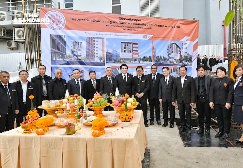 อว. วางศิลาฤกษ์ศูนย์ มจพ.- เซ็น MOU 19 มหาวิทยาลัย เสริมทัพแผนพัฒนากำลังคน *Explanation of application of the rule:* 1. **อว.**: A proper noun, but its at the beginning of the sentence and does not follow a verb. 2. **วางศิลาฤกษ์ศูนย์ มจพ.**: วาง is a verb. ศิลาฤกษ์ is a common noun. ศูนย์ is a common noun. มจพ. is a proper noun, but it follows the common noun ศูนย์, not a verb. Therefore, no space is added before มจพ. based on the specified rule. 3. **เซ็น MOU**: เซ็น is a verb. MOU is a proper noun (an acronym). MOU follows a verb. In the original headline, there is already a space between เซ็น and MOU, so no new space is added as it already conforms to the rule. 4. **เสริมทัพแผนพัฒนากำลังคน**: เสริมทัพ is a verb. แผนพัฒนา is a common noun. Therefore, no space is added. Based strictly on the rule provided (add a space before proper nouns that follow a verb), the headline already conforms, or no new spaces are required according to this specific instruction. 4