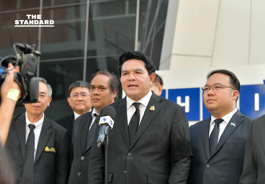 อว. วางศิลาฤกษ์ศูนย์ มจพ.- เซ็น MOU 19 มหาวิทยาลัย เสริมทัพแผนพัฒนากำลังคน *Explanation of application of the rule:* 1. **อว.**: A proper noun, but its at the beginning of the sentence and does not follow a verb. 2. **วางศิลาฤกษ์ศูนย์ มจพ.**: วาง is a verb. ศิลาฤกษ์ is a common noun. ศูนย์ is a common noun. มจพ. is a proper noun, but it follows the common noun ศูนย์, not a verb. Therefore, no space is added before มจพ. based on the specified rule. 3. **เซ็น MOU**: เซ็น is a verb. MOU is a proper noun (an acronym). MOU follows a verb. In the original headline, there is already a space between เซ็น and MOU, so no new space is added as it already conforms to the rule. 4. **เสริมทัพแผนพัฒนากำลังคน**: เสริมทัพ is a verb. แผนพัฒนา is a common noun. Therefore, no space is added. Based strictly on the rule provided (add a space before proper nouns that follow a verb), the headline already conforms, or no new spaces are required according to this specific instruction. 5