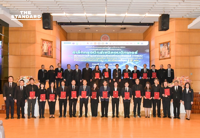 อว. วางศิลาฤกษ์ศูนย์ มจพ.- เซ็น MOU 19 มหาวิทยาลัย เสริมทัพแผนพัฒนากำลังคน *Explanation of application of the rule:* 1. **อว.**: A proper noun, but its at the beginning of the sentence and does not follow a verb. 2. **วางศิลาฤกษ์ศูนย์ มจพ.**: วาง is a verb. ศิลาฤกษ์ is a common noun. ศูนย์ is a common noun. มจพ. is a proper noun, but it follows the common noun ศูนย์, not a verb. Therefore, no space is added before มจพ. based on the specified rule. 3. **เซ็น MOU**: เซ็น is a verb. MOU is a proper noun (an acronym). MOU follows a verb. In the original headline, there is already a space between เซ็น and MOU, so no new space is added as it already conforms to the rule. 4. **เสริมทัพแผนพัฒนากำลังคน**: เสริมทัพ is a verb. แผนพัฒนา is a common noun. Therefore, no space is added. Based strictly on the rule provided (add a space before proper nouns that follow a verb), the headline already conforms, or no new spaces are required according to this specific instruction. 7