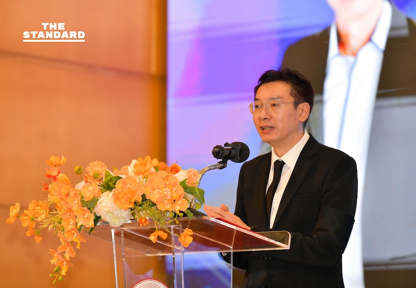 อว. วางศิลาฤกษ์ศูนย์ มจพ.- เซ็น MOU 19 มหาวิทยาลัย เสริมทัพแผนพัฒนากำลังคน *Explanation of application of the rule:* 1. **อว.**: A proper noun, but its at the beginning of the sentence and does not follow a verb. 2. **วางศิลาฤกษ์ศูนย์ มจพ.**: วาง is a verb. ศิลาฤกษ์ is a common noun. ศูนย์ is a common noun. มจพ. is a proper noun, but it follows the common noun ศูนย์, not a verb. Therefore, no space is added before มจพ. based on the specified rule. 3. **เซ็น MOU**: เซ็น is a verb. MOU is a proper noun (an acronym). MOU follows a verb. In the original headline, there is already a space between เซ็น and MOU, so no new space is added as it already conforms to the rule. 4. **เสริมทัพแผนพัฒนากำลังคน**: เสริมทัพ is a verb. แผนพัฒนา is a common noun. Therefore, no space is added. Based strictly on the rule provided (add a space before proper nouns that follow a verb), the headline already conforms, or no new spaces are required according to this specific instruction. 8