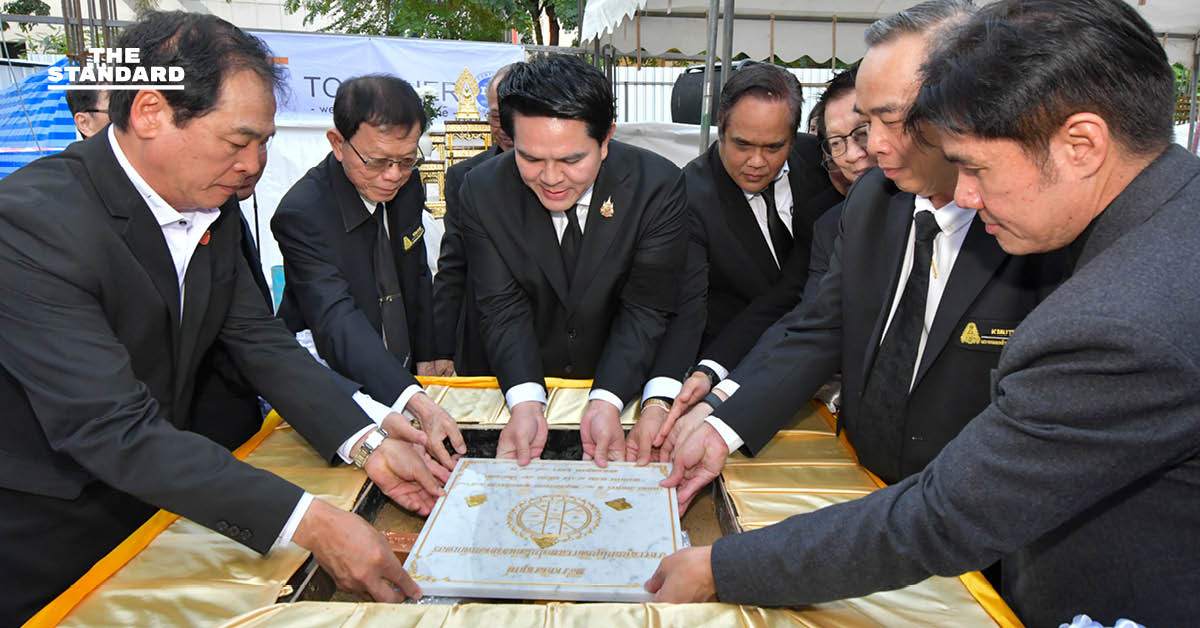 อว. วางศิลาฤกษ์ศูนย์ มจพ.- เซ็น MOU 19 มหาวิทยาลัย เสริมทัพแผนพัฒนากำลังคน *Explanation of application of the rule:* 1. **อว.**: A proper noun, but its at the beginning of the sentence and does not follow a verb. 2. **วางศิลาฤกษ์ศูนย์ มจพ.**: วาง is a verb. ศิลาฤกษ์ is a common noun. ศูนย์ is a common noun. มจพ. is a proper noun, but it follows the common noun ศูนย์, not a verb. Therefore, no space is added before มจพ. based on the specified rule. 3. **เซ็น MOU**: เซ็น is a verb. MOU is a proper noun (an acronym). MOU follows a verb. In the original headline, there is already a space between เซ็น and MOU, so no new space is added as it already conforms to the rule. 4. **เสริมทัพแผนพัฒนากำลังคน**: เสริมทัพ is a verb. แผนพัฒนา is a common noun. Therefore, no space is added. Based strictly on the rule provided (add a space before proper nouns that follow a verb), the headline already conforms, or no new spaces are required according to this specific instruction.