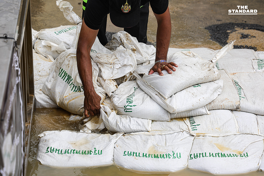 น้ำทะเลหนุนสูงซ้ำน้ำเหนือ น้ำเจ้าพระยาเอ่อท่วม ท่าเตียน กทม. สั่งทุกหน่วยเตรียมพร้อม 11 แผนรับมือฉุกเฉิน 13