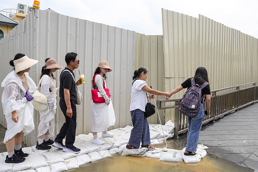 น้ำทะเลหนุนสูงซ้ำน้ำเหนือ น้ำเจ้าพระยาเอ่อท่วม ท่าเตียน กทม. สั่งทุกหน่วยเตรียมพร้อม 11 แผนรับมือฉุกเฉิน 6