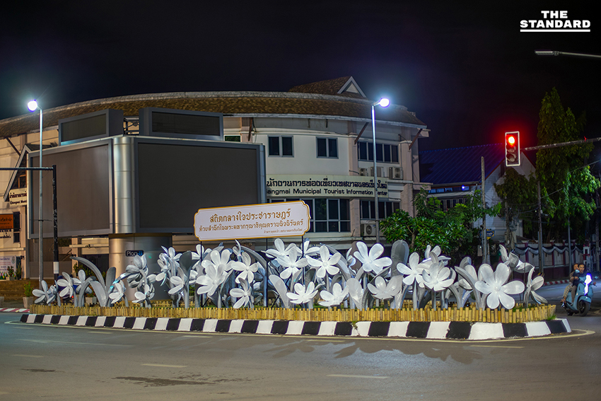 เชียงใหม่เร่งปรับภูมิทัศน์ ติดตั้งโคมดอกไม้ขาว เตรียมรับ งานยี่เป็ง 4-6 พ.ย.นี้ 1