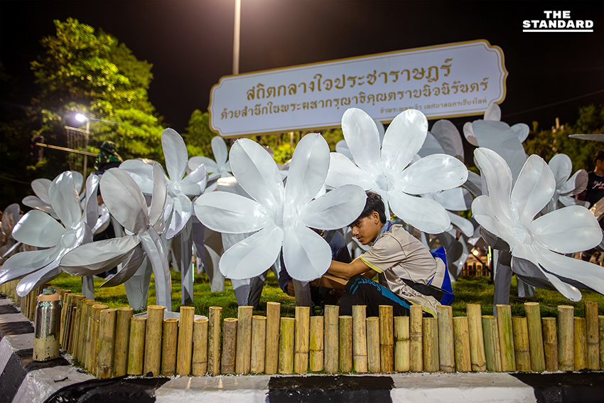 เชียงใหม่ เร่งปรับภูมิทัศน์ ติดตั้งโคมดอกไม้ขาว เตรียมรับ งานยี่เป็ง 4-6 พ.ย.นี้ 2