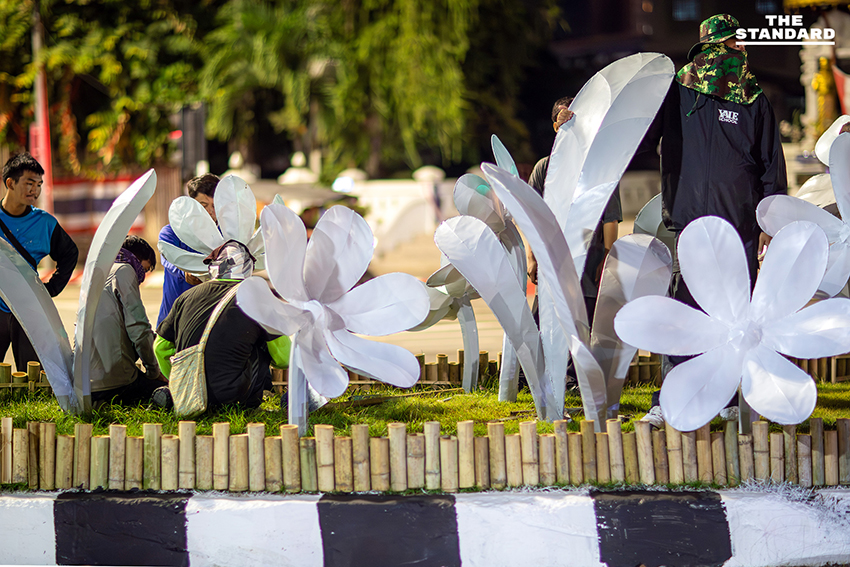 เชียงใหม่เร่งปรับภูมิทัศน์ ติดตั้งโคมดอกไม้ขาว เตรียมรับ งานยี่เป็ง 4-6 พ.ย.นี้ 3