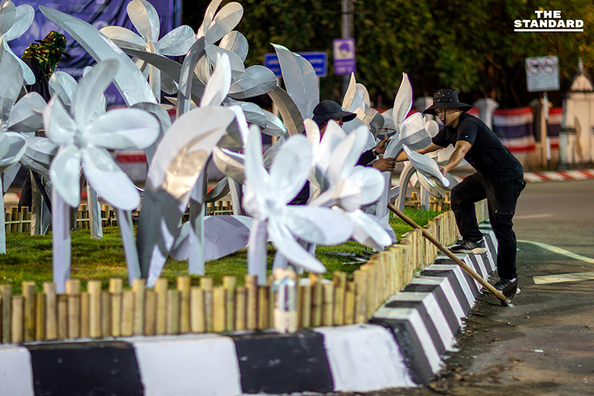 เชียงใหม่ เร่งปรับภูมิทัศน์ ติดตั้งโคมดอกไม้ขาว เตรียมรับ งานยี่เป็ง 4-6 พ.ย.นี้ 4