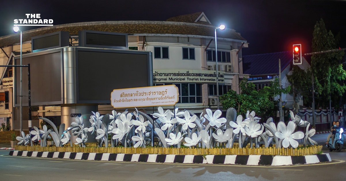 เชียงใหม่ เร่งปรับภูมิทัศน์ ติดตั้งโคมดอกไม้ขาว เตรียมรับ งานยี่เป็ง 4-6 พ.ย.นี้