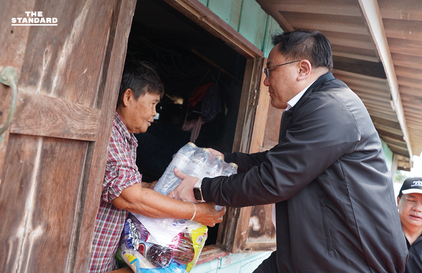 จุลพันธ์ นำ พรรคเพื่อไทย ลงพื้นที่น้ำท่วม อ่างทอง มอบถุงยังชีพให้กำลังใจชาวบ้าน แนะ อนุทินลงพื้นที่ช่วยเหลือประชาชนเร่งด่วน 1