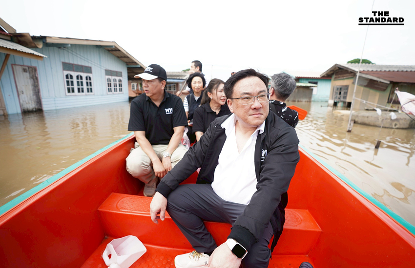 จุลพันธ์ นำ พรรคเพื่อไทย ลงพื้นที่น้ำท่วม อ่างทอง มอบถุงยังชีพให้กำลังใจชาวบ้าน แนะ อนุทินลงพื้นที่ช่วยเหลือประชาชนเร่งด่วน 2