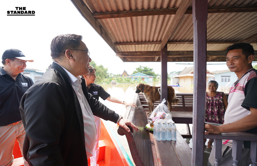 จุลพันธ์ นำ พรรคเพื่อไทย ลงพื้นที่น้ำท่วม อ่างทอง มอบถุงยังชีพให้กำลังใจชาวบ้าน แนะ อนุทินลงพื้นที่ช่วยเหลือประชาชนเร่งด่วน 4