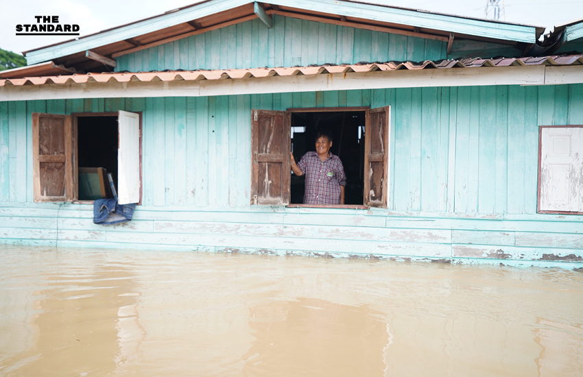 จุลพันธ์ นำ พรรคเพื่อไทย ลงพื้นที่น้ำท่วม อ่างทอง มอบถุงยังชีพให้กำลังใจชาวบ้าน แนะ อนุทินลงพื้นที่ช่วยเหลือประชาชนเร่งด่วน 6