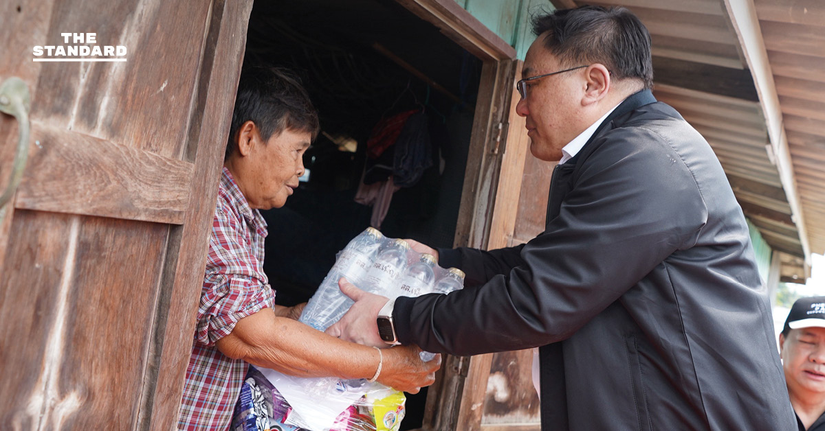จุลพันธ์ นำ พรรคเพื่อไทย ลงพื้นที่น้ำท่วม อ่างทอง มอบถุงยังชีพให้กำลังใจชาวบ้าน แนะ อนุทินลงพื้นที่ช่วยเหลือประชาชนเร่งด่วน