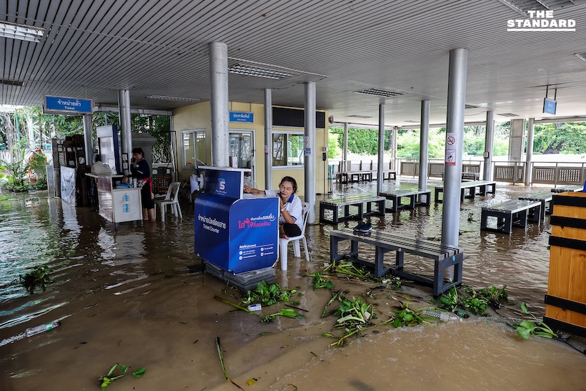 น้ำเหนือไหลสมทบจากพายุ คัลแมกี เขื่อนเจ้าพระยา เพิ่มระบาย กรุงเทพฯ ประสบน้ำทะเลหนุนสูง 1
