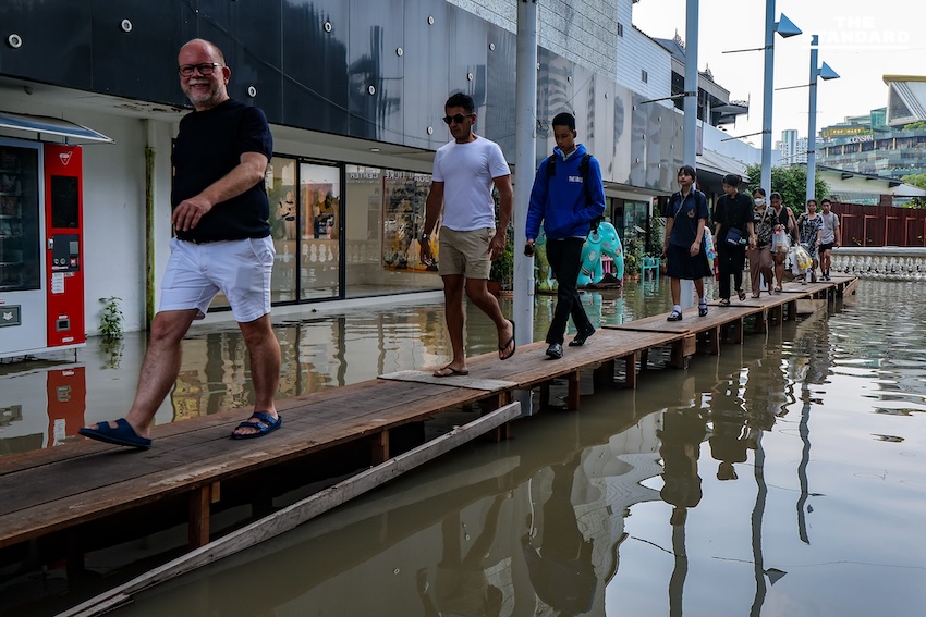 น้ำเหนือไหลสมทบจากพายุ คัลแมกี เขื่อนเจ้าพระยา เพิ่มระบาย กรุงเทพฯ ประสบน้ำทะเลหนุนสูง 2