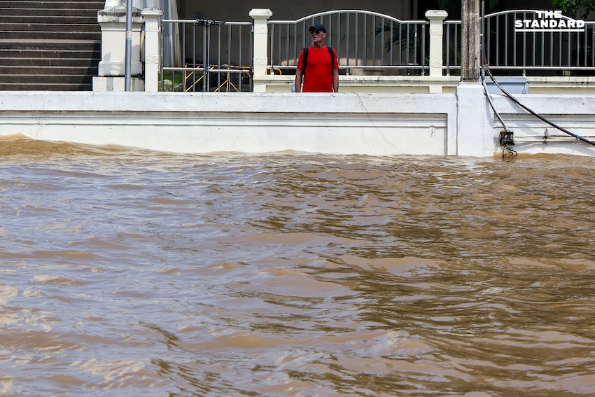 น้ำเหนือไหลสมทบจากพายุ คัลแมกี เขื่อนเจ้าพระยา เพิ่มระบาย กรุงเทพฯ ประสบน้ำทะเลหนุนสูง 6