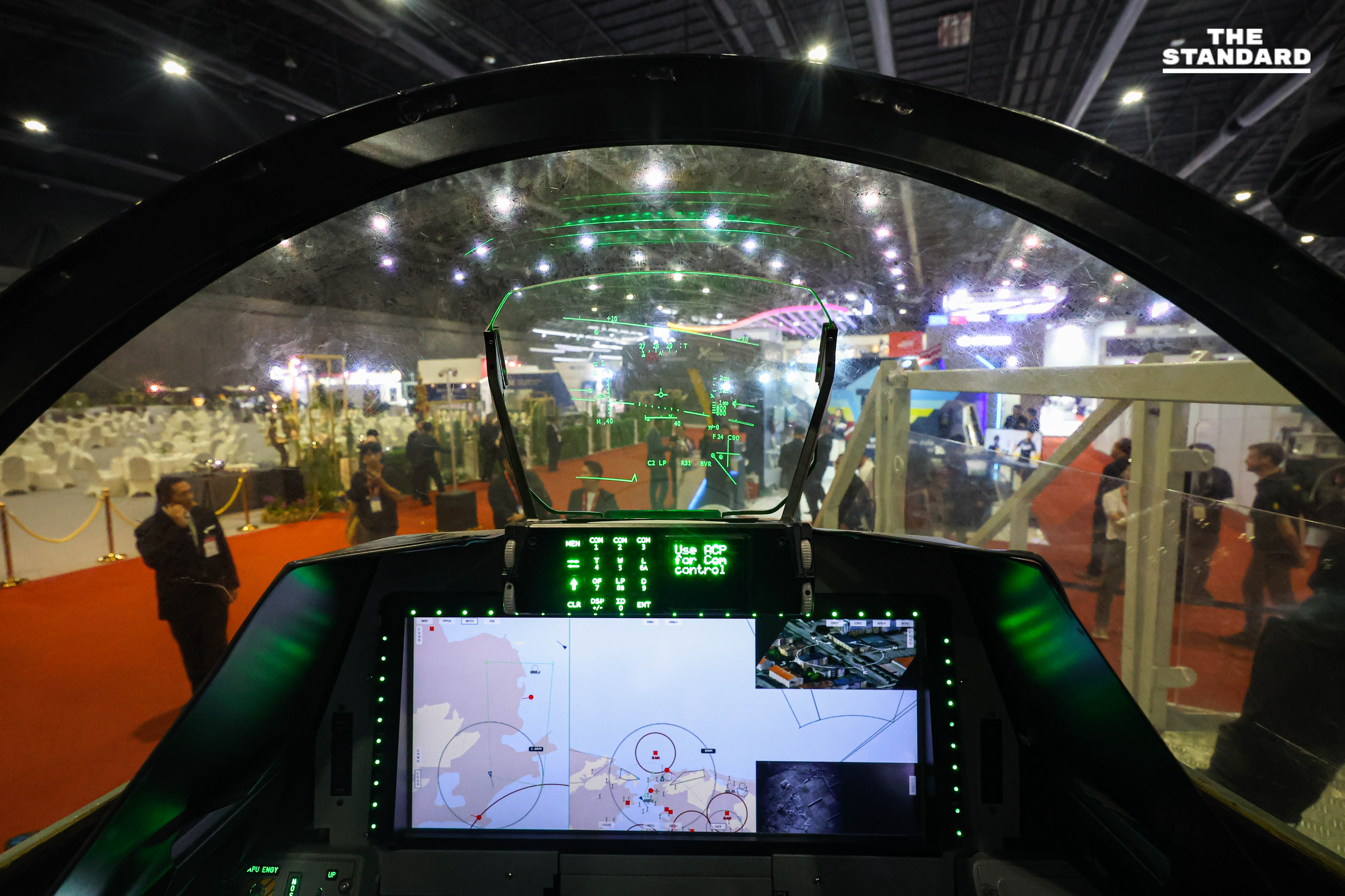 งานแสดงยุทโธปกรณ์คึกคัก คนต่อคิวยาวขึ้น Gripen 1