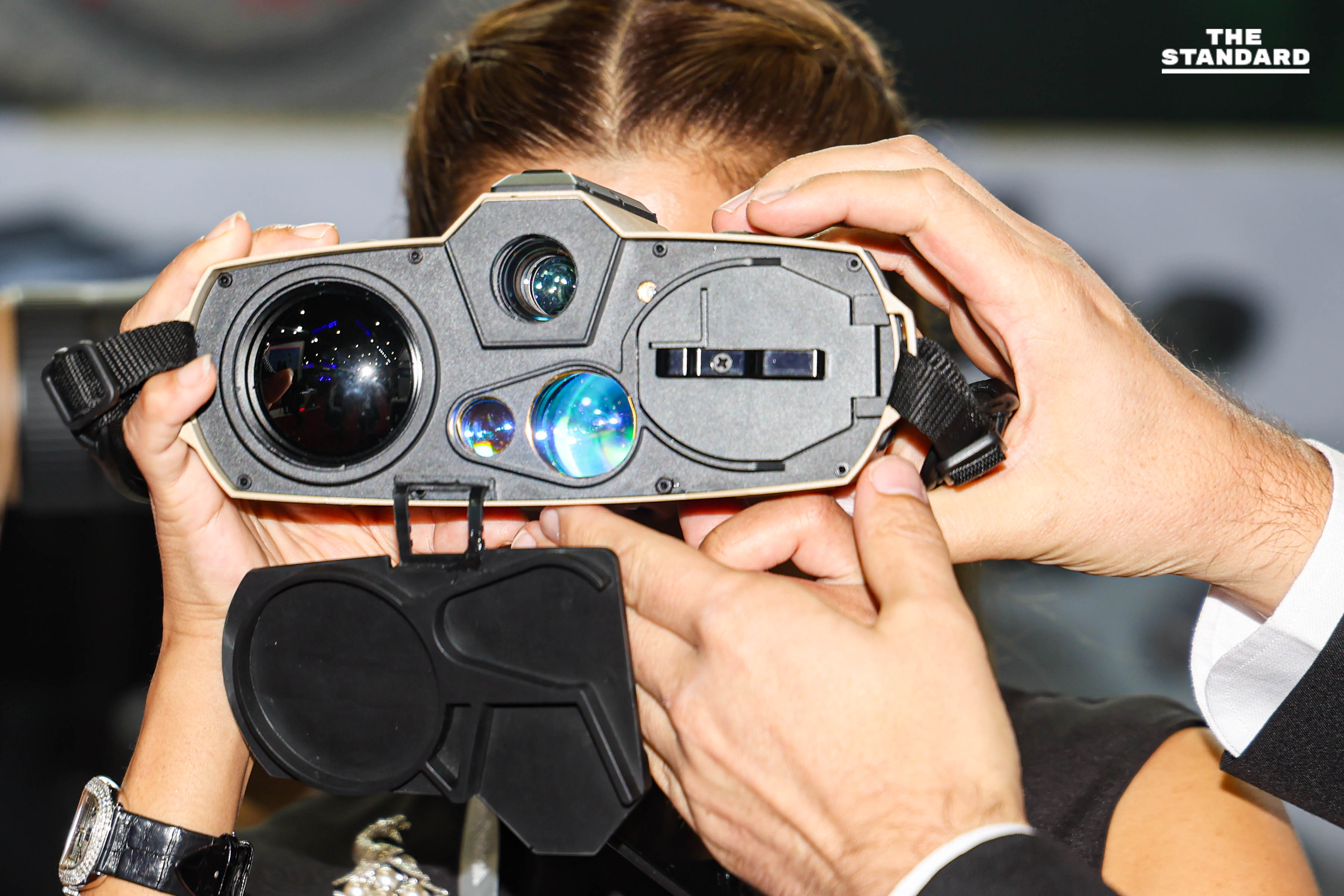 งานแสดงยุทโธปกรณ์คึกคัก คนต่อคิวยาวขึ้น Gripen 12