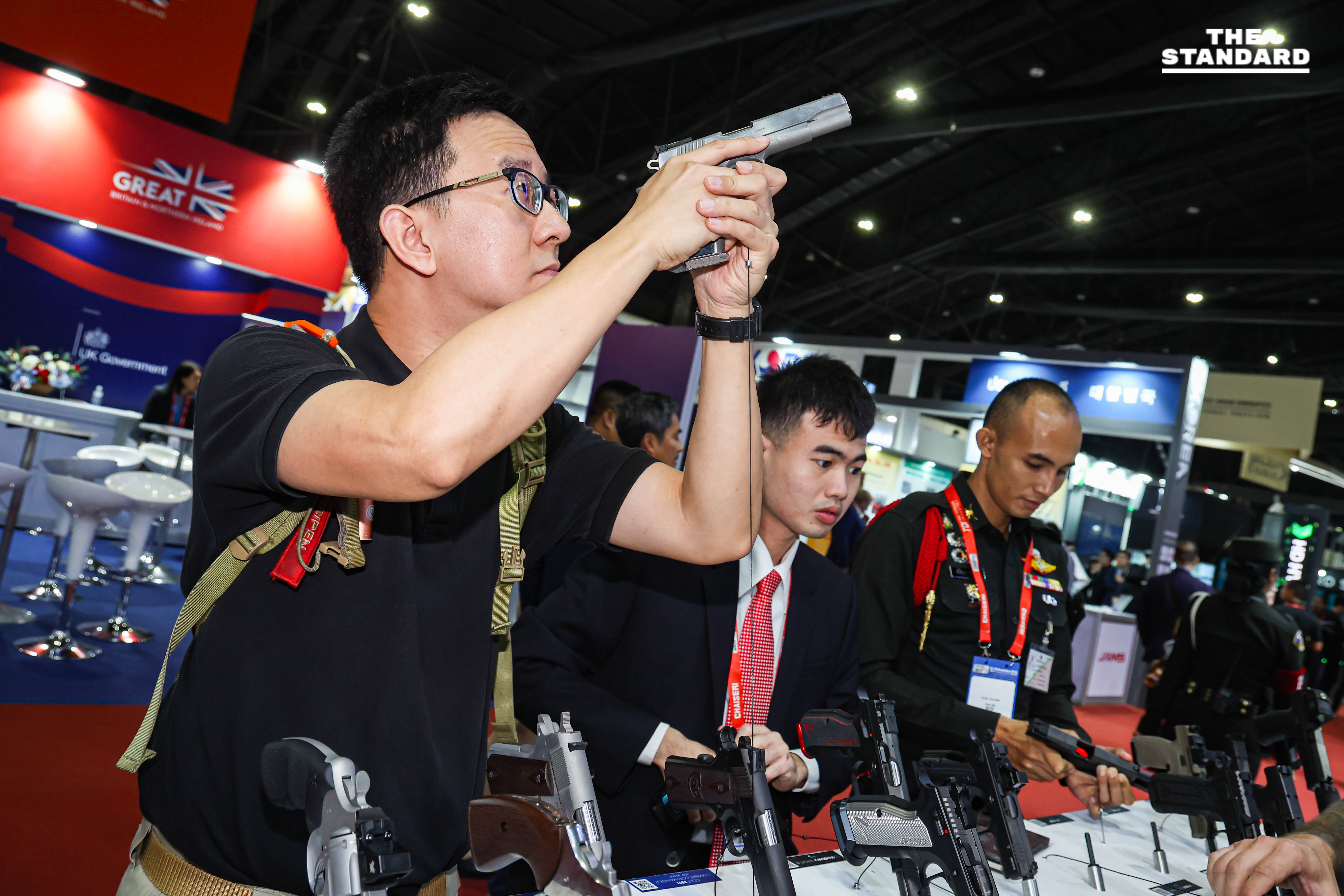 งานแสดงยุทโธปกรณ์คึกคัก คนต่อคิวยาวขึ้น Gripen 18