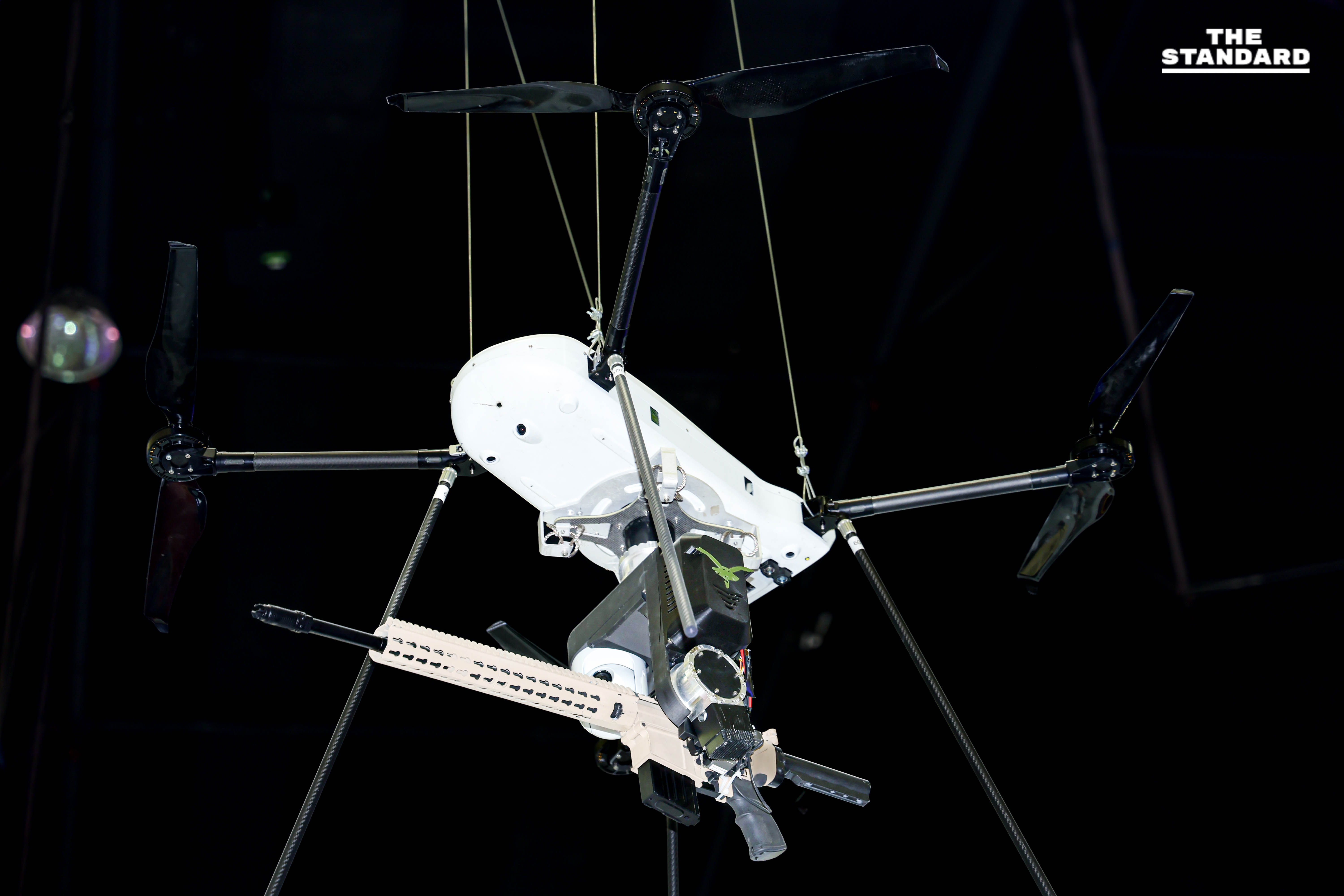 งานแสดงยุทโธปกรณ์คึกคัก คนต่อคิวยาวขึ้น Gripen 2