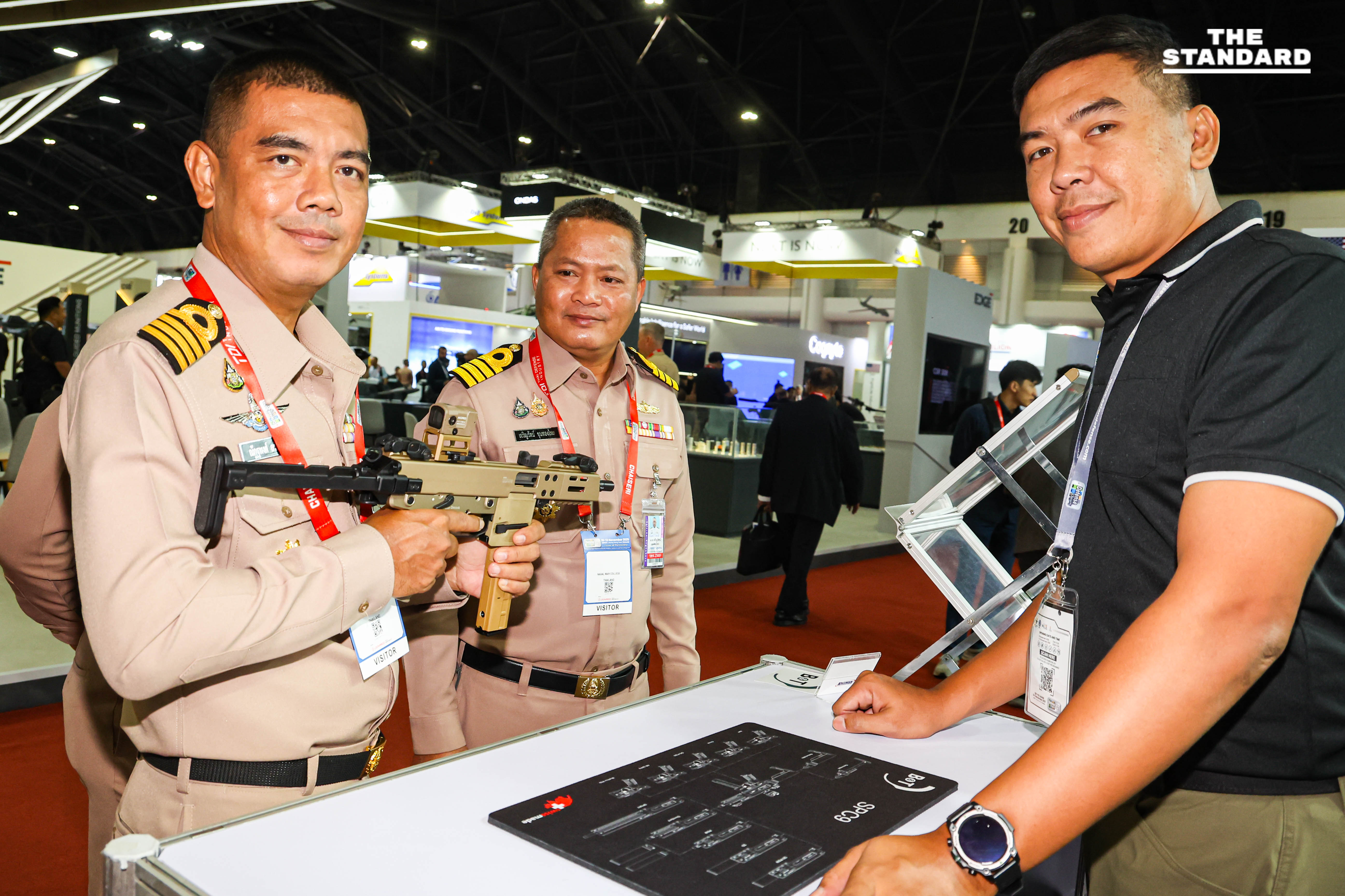 งานแสดงยุทโธปกรณ์คึกคัก คนต่อคิวยาวขึ้น Gripen 20