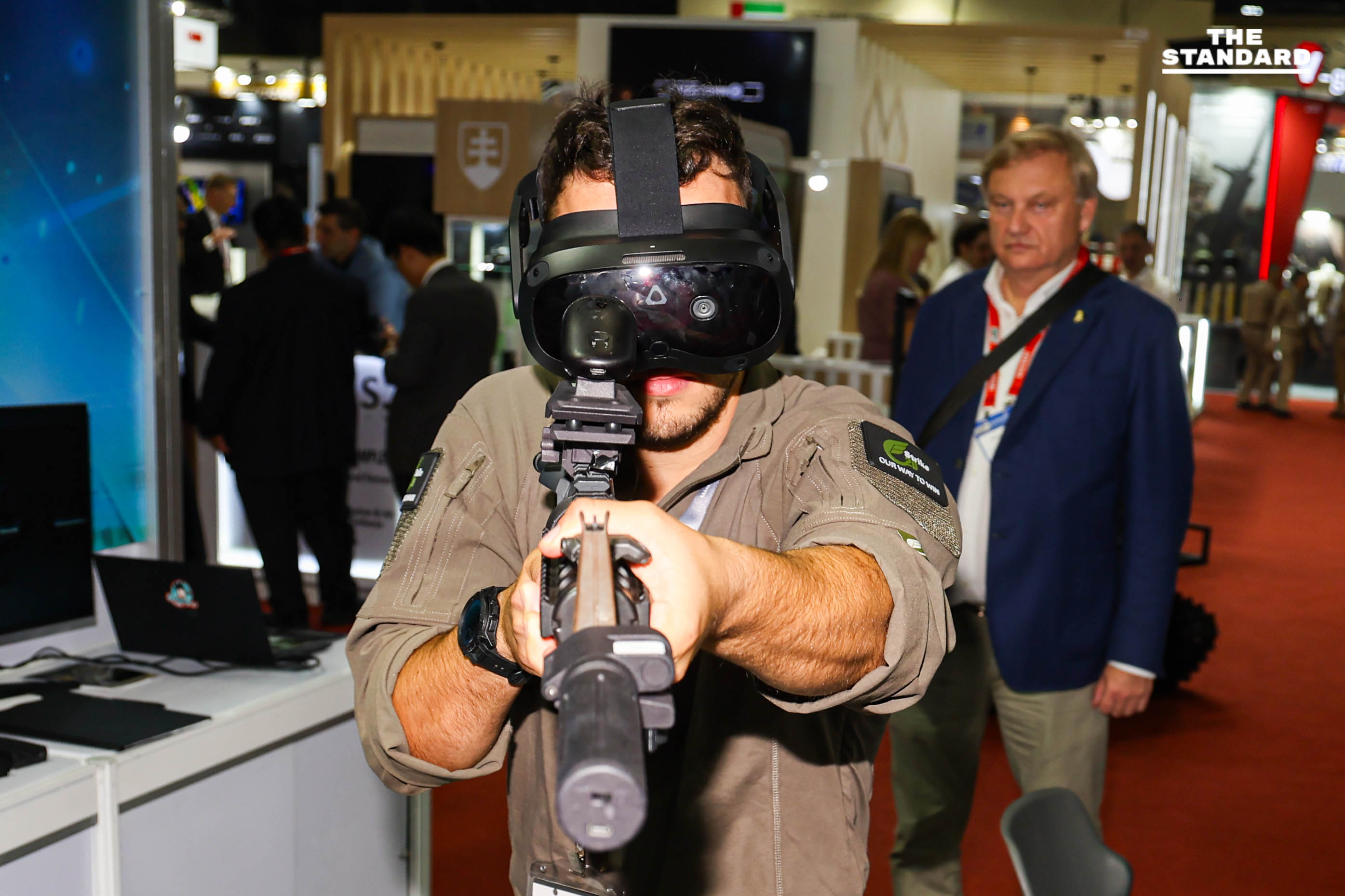 งานแสดงยุทโธปกรณ์คึกคัก คนต่อคิวยาวขึ้น Gripen 3