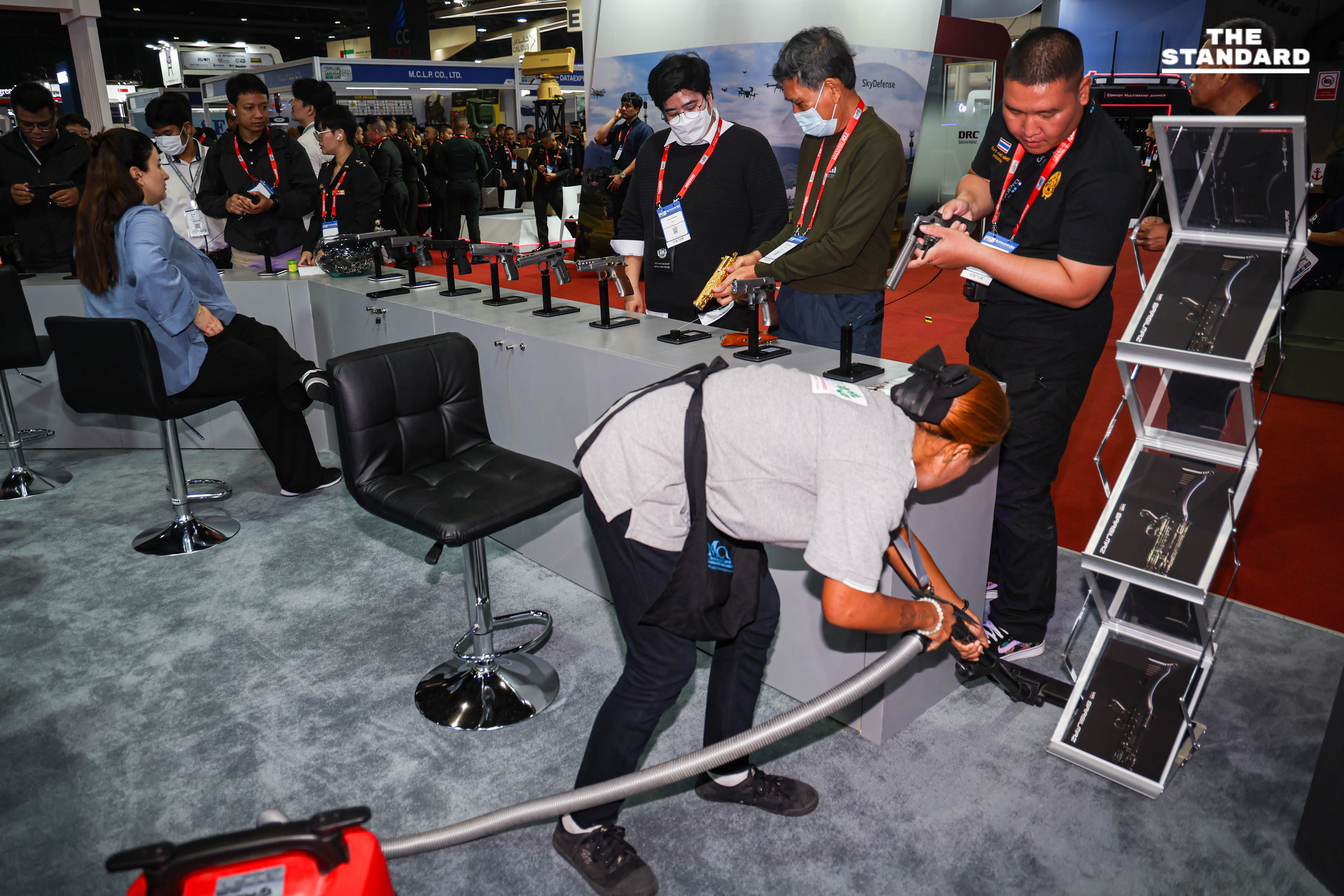 งานแสดงยุทโธปกรณ์คึกคัก คนต่อคิวยาวขึ้น Gripen 4