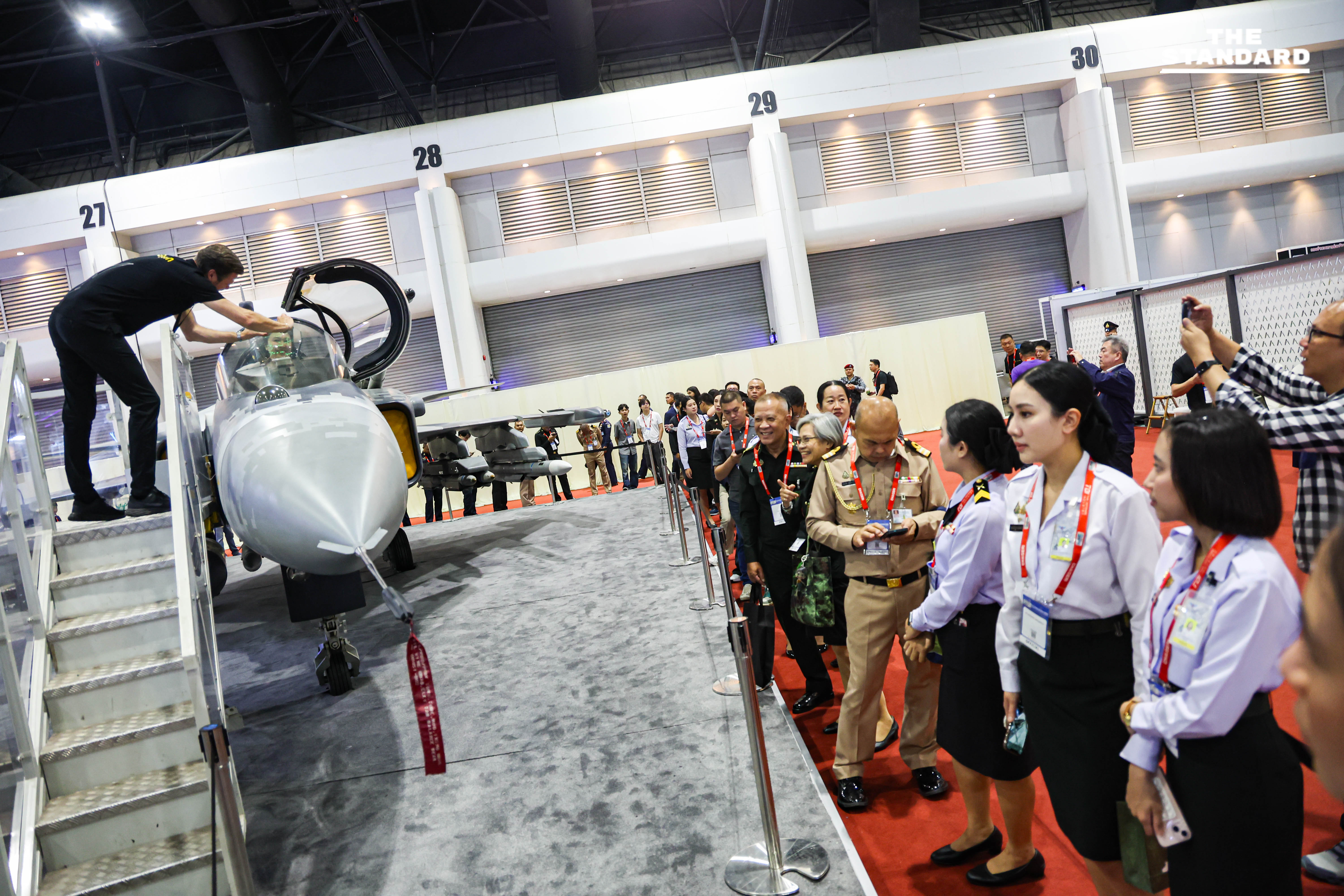 งานแสดงยุทโธปกรณ์คึกคัก คนต่อคิวยาวขึ้น Gripen 5