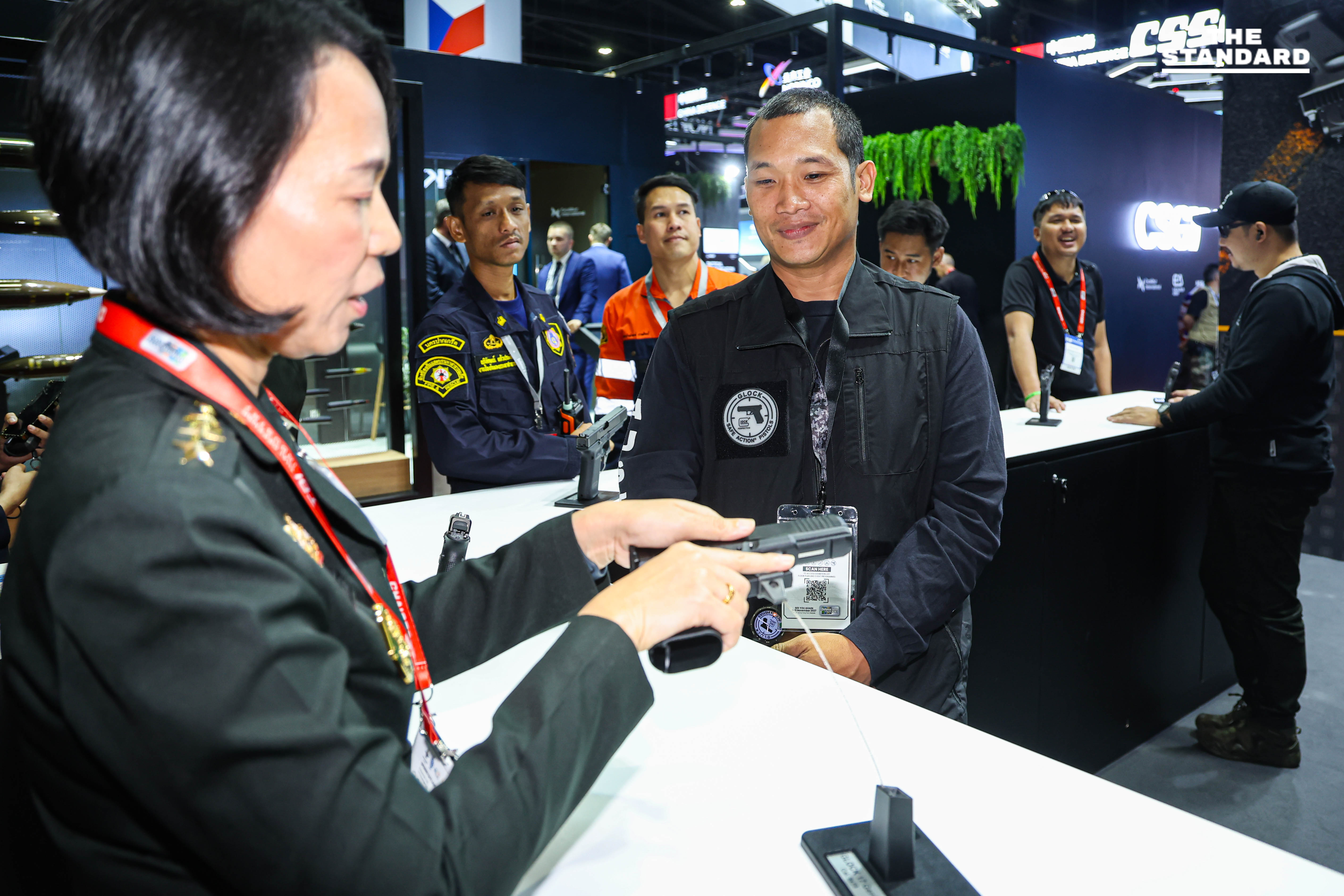 งานแสดงยุทโธปกรณ์คึกคัก คนต่อคิวยาวขึ้น Gripen 6