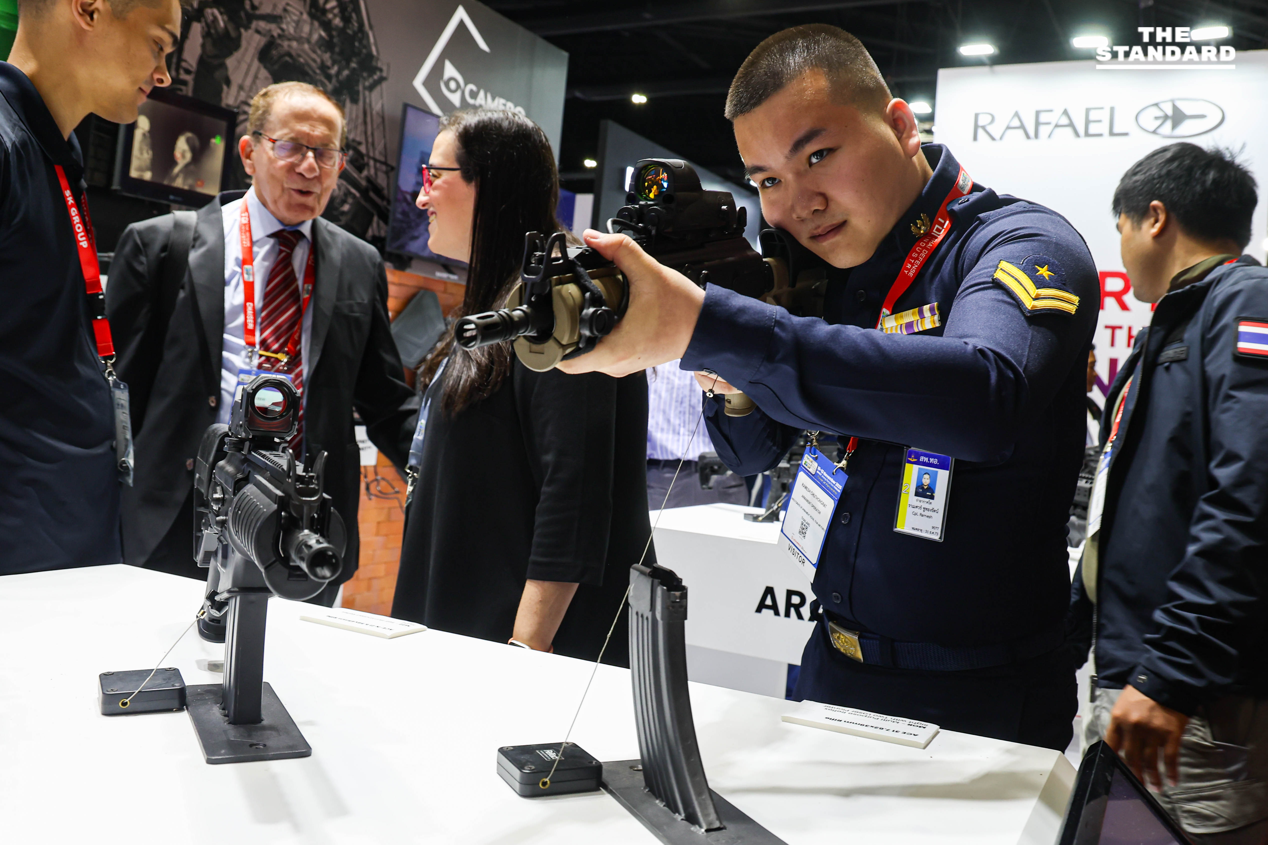 งานแสดงยุทโธปกรณ์คึกคัก คนต่อคิวยาวขึ้น Gripen 8