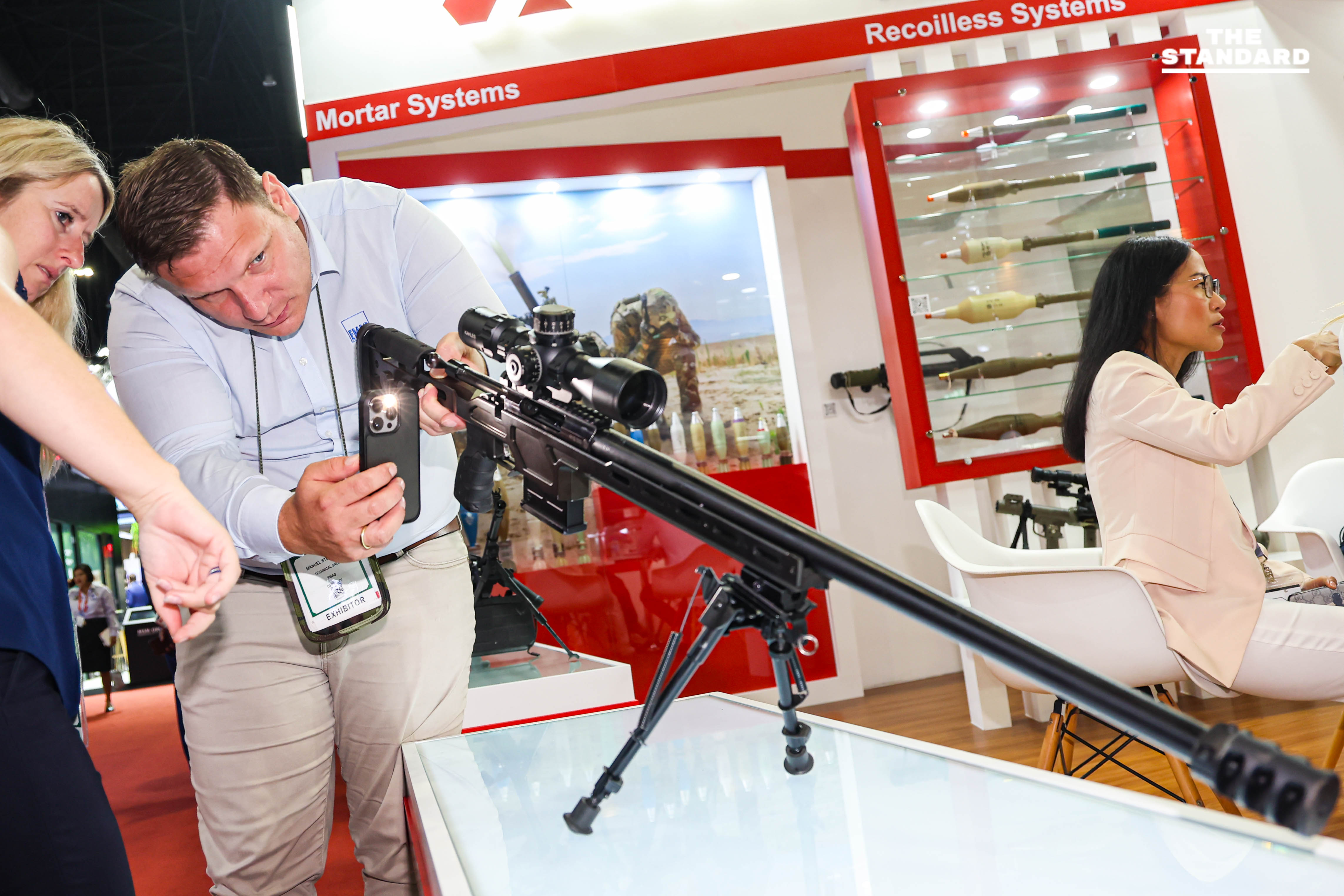 งานแสดงยุทโธปกรณ์คึกคัก คนต่อคิวยาวขึ้น Gripen 9