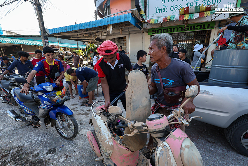 วิกฤตหลังน้ำลดเมืองหาดใหญ่ ชาวบ้านวอน เจ้าหน้าที่กระจายความช่วยเหลือสู่ชุมชนย่อย เลิกเน้นแค่เส้นทางรับแขกบ้านเมือง 11