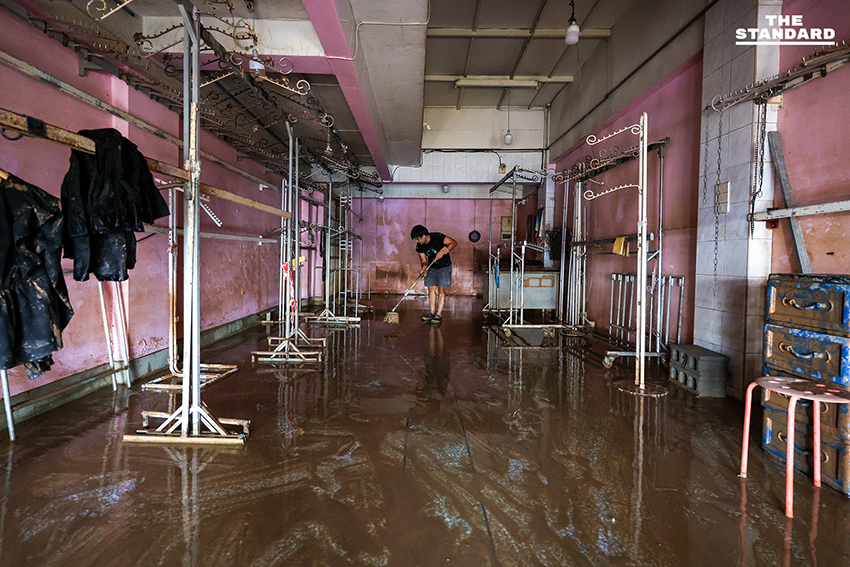 วิกฤตหลังน้ำลดเมืองหาดใหญ่ ชาวบ้านวอน เจ้าหน้าที่กระจายความช่วยเหลือสู่ชุมชนย่อย เลิกเน้นแค่เส้นทางรับแขกบ้านเมือง 14