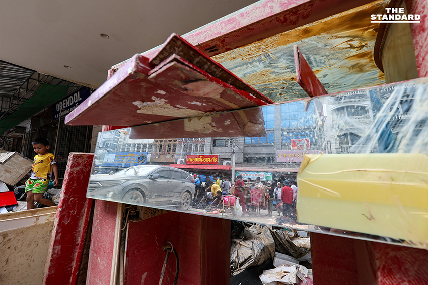 วิกฤตหลังน้ำลดเมืองหาดใหญ่ ชาวบ้านวอน เจ้าหน้าที่กระจายความช่วยเหลือสู่ชุมชนย่อย เลิกเน้นแค่เส้นทางรับแขกบ้านเมือง 16