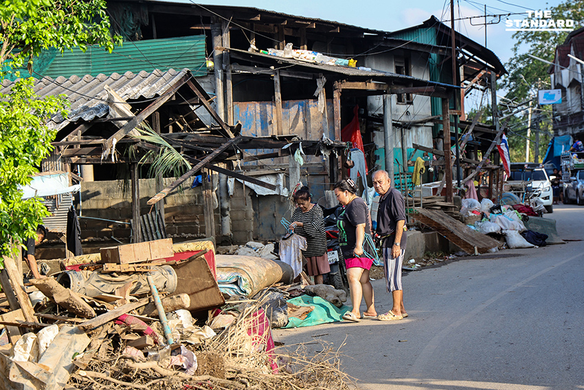 วิกฤตหลังน้ำลดเมืองหาดใหญ่ ชาวบ้านวอน เจ้าหน้าที่กระจายความช่วยเหลือสู่ชุมชนย่อย เลิกเน้นแค่เส้นทางรับแขกบ้านเมือง 2